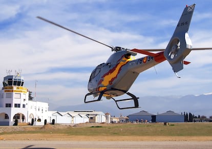 Un helicóptero en la base aérea de Armilla (Granada).