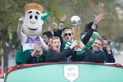 Los jugadores del Unicaja celebran en Málaga el título de la Copa del Rey en 2023.