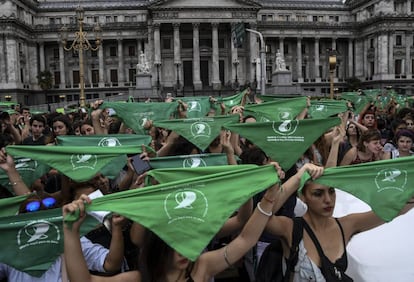 Pañuelazo a favor del aborto legal frente al Congresoa argentino.