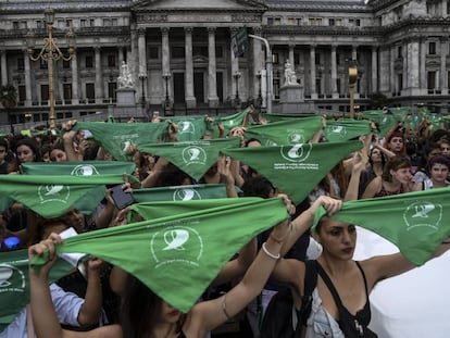Pañuelazo a favor del aborto legal frente al Congresoa argentino.