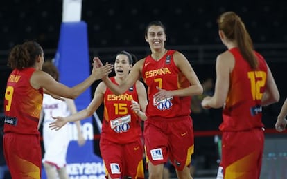 Las jugadores de la selecci&oacute;n espa&ntilde;ola de baloncesto celebran la victoria sobre Jap&oacute;n