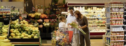 Una familia comprando en un supermercado de La Favorita.