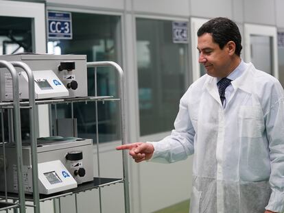 El presidente de la Junta de Andalucía, Juan Manuel Moreno, junto a los nuevos respiradores en las instalaciones de Fujitsu en Málaga.