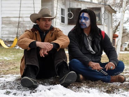 Jeremy Renner (Cory Lambert) y Gil Birmingham (Martin Hannson) en una escena de &#039;Wind river&#039;