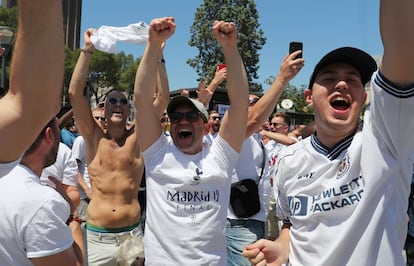 Hinchas del Tottenham, en la plaza de Colón, antes de la final de la Champions League contra el Liverpool.