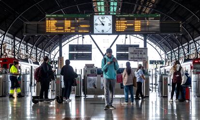 Usuarios de Cercanías en la estación del Norte de Valencia.