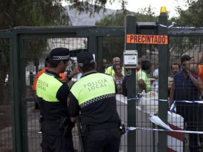 Agentes de la Polic&iacute;a Local precintan el acceso a la planta de La Murada.