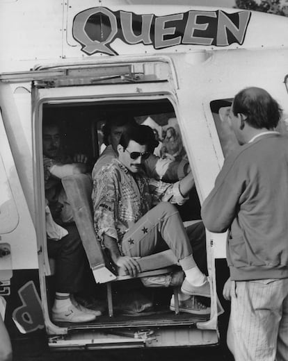 Freddie Mercury llega al Festival de Knebworth, al norte de Londres, en helicóptero, el 9 de agosto de 1986.