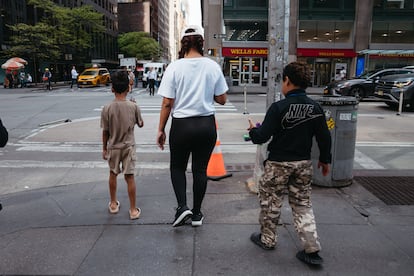 Una mujer migrante cerca del Hotel Roosevelt en Nueva York.