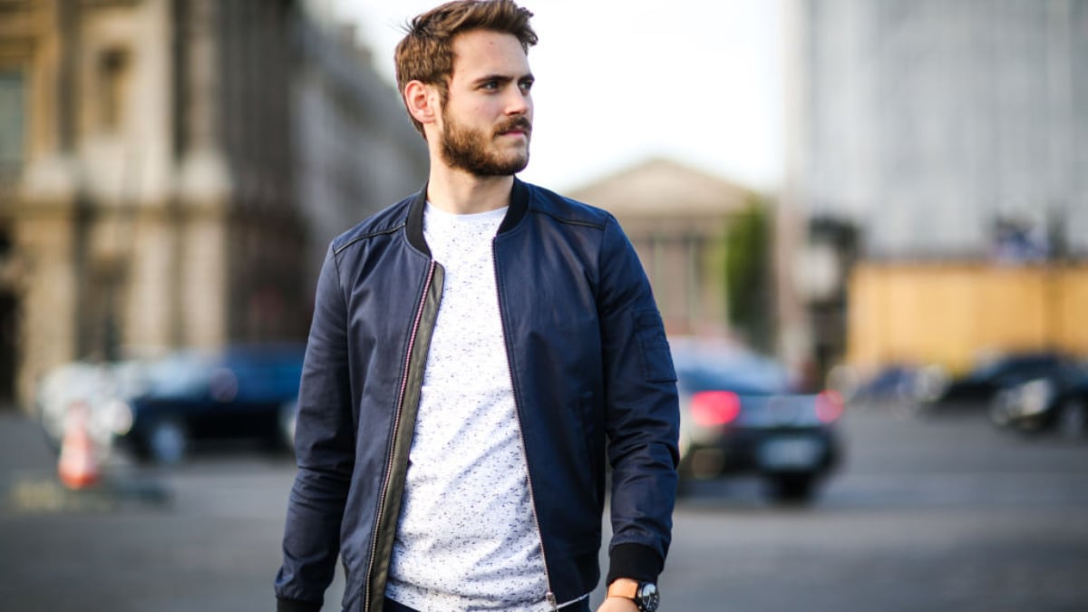 Esta chaqueta bomber para hombre es perfecta para el entretiempo. GETTY IMAGES.