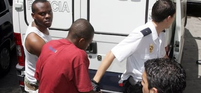 Detenidos en la Operación Nilo entran al juzgado para declarar.