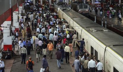 Varias personas observan los vagones de un tren de la empresa española Talgo a su llegada a la estación central de Bombay.