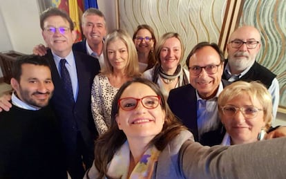 La vicepresidenta Mónica Oltra hace un selfi con el presidente Ximo Puig y el resto del Gobierno valenciano.