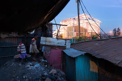 El diseño vanguardista de la escuela destaca en el barrio de Kibera, uno de ls más pobres de África