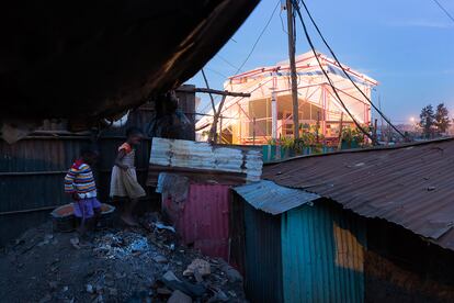 El diseño vanguardista de la escuela destaca en el barrio de Kibera, uno de ls más pobres de África