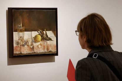 Una visitante observa un cuadro de Isabel Quintanilla en la exposición que el Museo Thyssen dedica a la artista española.