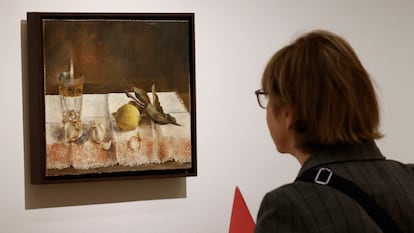 Una visitante observa un cuadro de Isabel Quintanilla en la exposición que el Museo Thyssen dedica a la artista española.