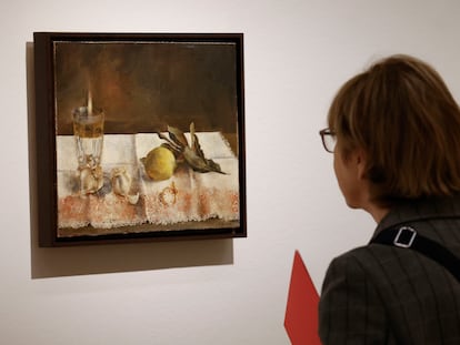 Una visitante observa un cuadro de Isabel Quintanilla en la exposición que el Museo Thyssen dedica a la artista española.