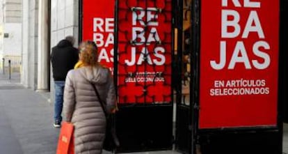 Vista de los carteles con rebajas en algunos establecimientos.