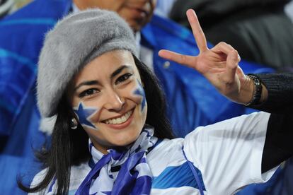 Una seguidora hondureña anima a su selección en los momentos previos al inicio del partido entre su selección y España.