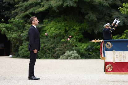 El presidente francés, Emmanuel Macron, pasa revista a las tropas que participarán en el desfile del Día de la Bastilla, el 2 de julio en París.