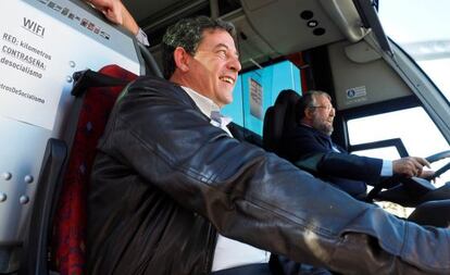 Besteiro, como copiloto, y Orozco, como conductor, ayer en la salida del autob&uacute;s electoral del PSdeG.