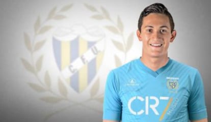 El jugador mexicano Gudiño posa con la camiseta del Unión de Madeira. Facebook oficial del Club.
