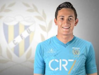 El jugador mexicano Gudiño posa con la camiseta del Unión de Madeira. Facebook oficial del Club.