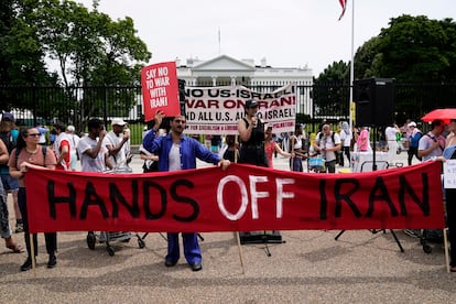 Manifestantes protestan en contra del ataque estadounidense a Irán, este domingo frente a la Casa Blanca.