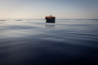 Migrantes con chalecos salvavidas esperan el rescate el 27 de agosto de este año al sur de la isla italiana de Lampedusa.