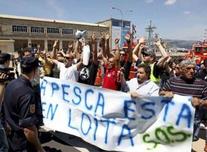 Agentes de la policía apostados frente a los armadores que se han concentrado hoy en las inmediaciones del muelle de Transatlánticos de Vigo. La protesta ha conincidido con una visita de la ministra de Medio Ambiente, Medio Rural y Marino, Elena Espinosa