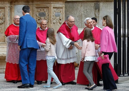 Los Reyes y sus hijas saludan a los sacerdotes antes de entrar a la catedral. Don Felipe y su familia llegaron horas antes de la misa a Palma. Sus vacaciones han sido, como todos los años, un asunto privado.