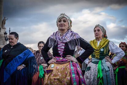 Un grupo de mujeres con trajes típicos del norte de España bailan en el desfile de San Patricio en Madrid, en marzo de 2023. 