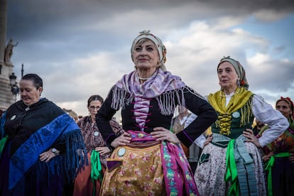 Un grupo de mujeres con trajes típicos del norte de España bailan en el desfile de San Patricio en Madrid, en marzo de 2023. 