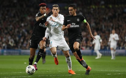 Cristiano Ronaldo flanqueado Presnel Kimpembe (izquierda) y Marquinhos.