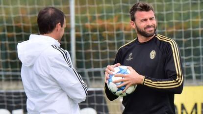 Allegri junto a Bonucci en un entrenamiento este martes.