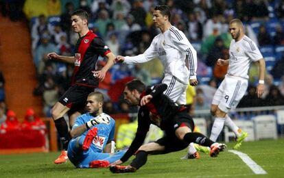 Cristiano dispara a puerta ante Rubén.