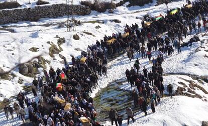 Funeral por los muertos durante los combates entre simpatizantes del grupo armado PKK y fuerzas de seguridad turcas en las localidades kurdas de Cizre y Silopi el pasado martes.