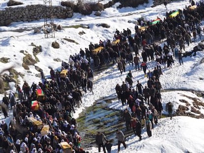 Funeral pelos mortos durante os combates entre simpatizantes do grupo armado PKK e forças de segurança turcas nas localidades curdas de Cizre e Silopi na terça-feira.