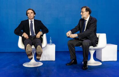 Los expresidentes del Gobierno José María Aznar y Mariano Rajoy, el 4 de febrero, durante la 26 Intermunicipal del Partido Popular (PP) que se celebra en Valencia.