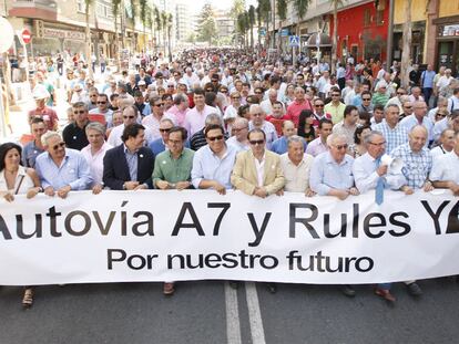 Cientos de vecinos protestaron ayer frente al Ayuntamiento de Almuñécar, mientras por la tarde, unas 3.000 personas, según la Policía Local, se reunieron en Motril para protestar por un retraso que dura ya tres décadas.