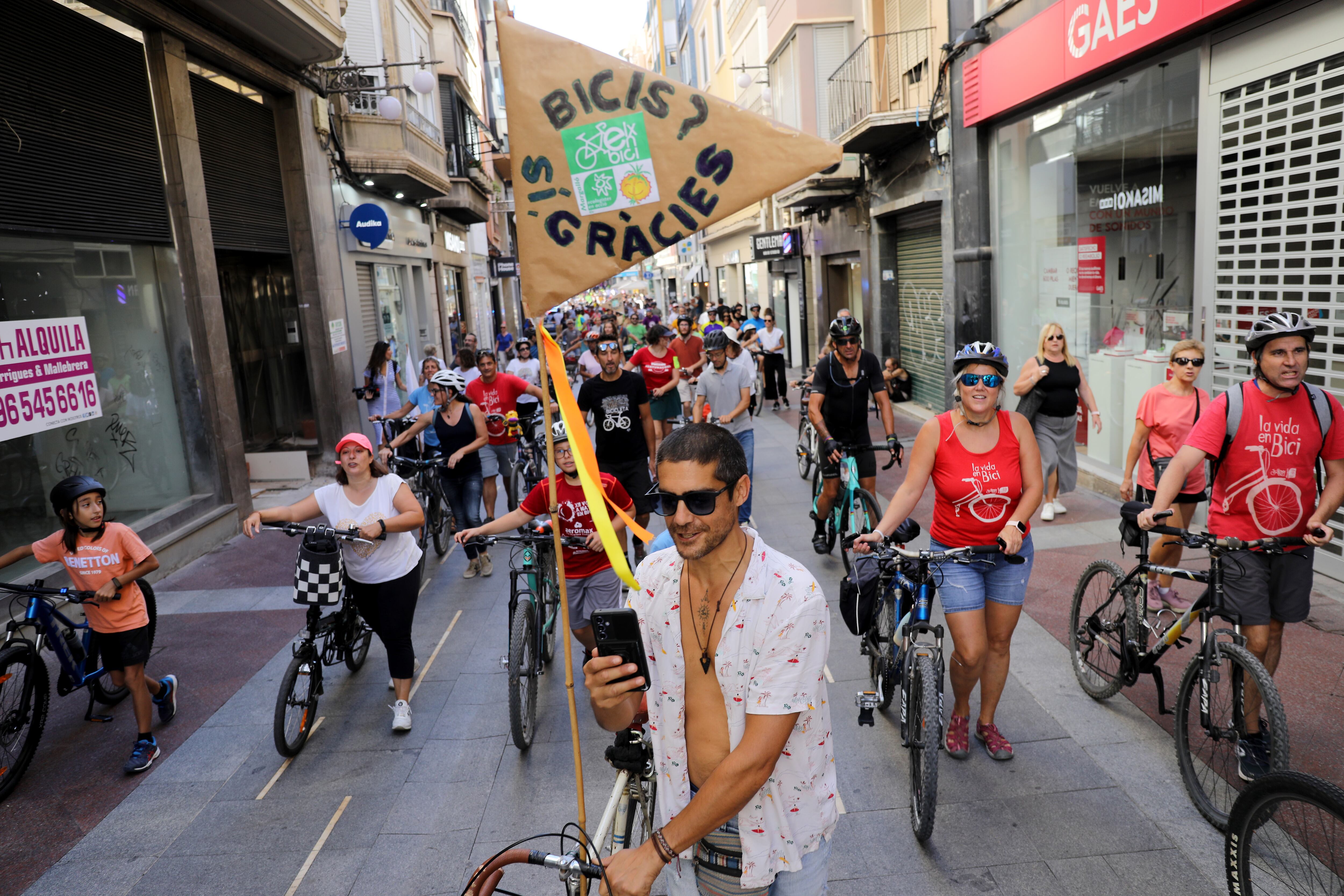 Participantes en la bicimanifestación por las calles de Elche, este sábado.  