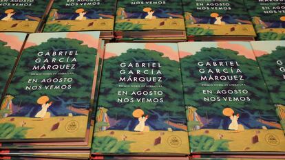 Ejemplares de 'En agosto nos vemos', el libro póstumo del escritor colombiano y Premio Nobel Gabriel García Márquez, expuestos durante su presentación, en Madrid, el pasado 5 de marzo.