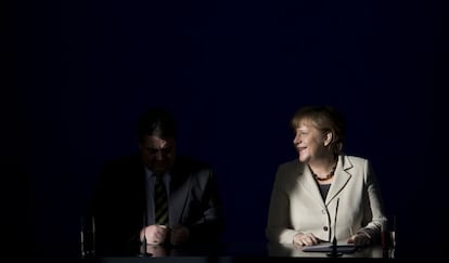 La canciller alemana, Angela Merkel y el vicecanciller y ministro de Economía y Energía, Sigmar Gabriel durante una conferencia de prensa trás una reunión del gabinete alemán en el palacio de Meseberg. El gobierno de coalición alemán está manteniendo un retiro de dos días en el palacio a 65 kilometros al norte de Berlín, en Brandeburgo paras establecer su agenda para el año 2014.