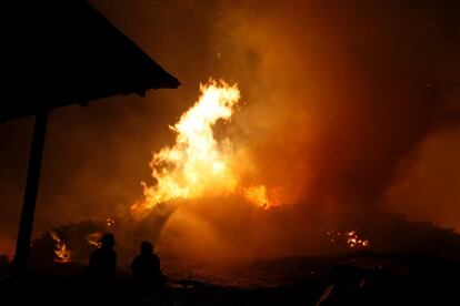 Los bomberos intentan detener las llamas del fuego más salvaje que ha arrasado el centro de Chile.