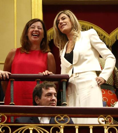 La presidenta del gobierno balear Francina Armengol (izquierda) y Begoña Gómez, esposa del candidato socialista a la Presidencia del Gobierno, Pedro Sánchez, en la tribuna de invitados.