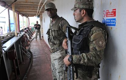 Dos miembros del Ejército panameño a bordo de la nave retenida.