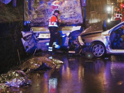 Estado en que quedó el turismo en que viajaban los fallecidos tras chocar contra el autobús.