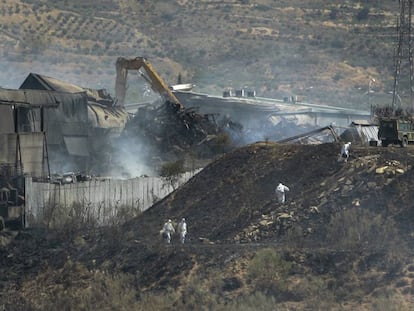 Trabajos de extinci&oacute;n del incendio en la planta de Chiloeches. 