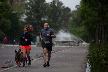 Dos corredores, en septiembre en el Bosque de Chapultepec.